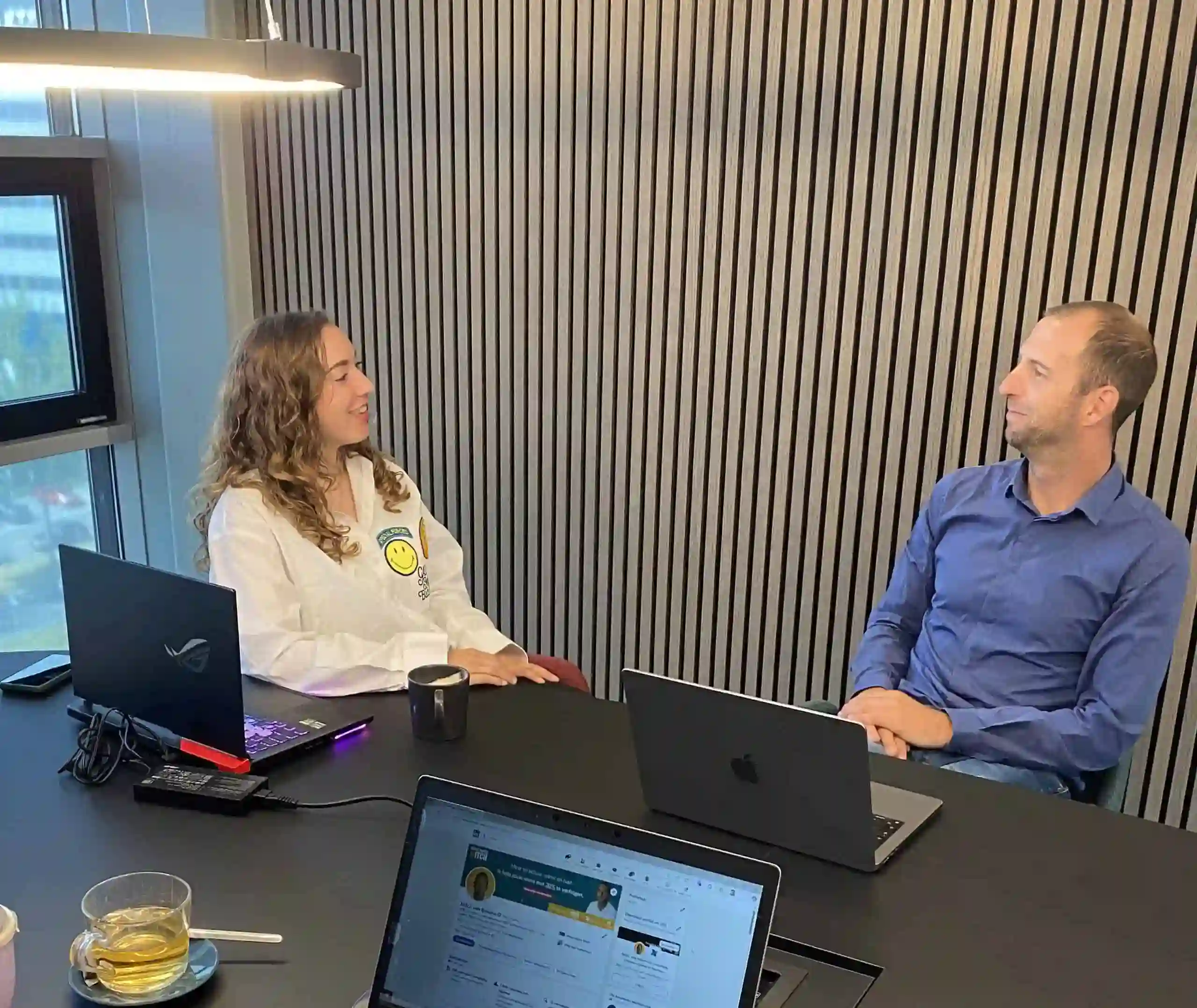 Man en vrouw aan tafel, beide ondernemers. Man (Mitch van Bovene) is eigenaar van Wistexpert Mitch en de vrouw (Lisette Draaisma) is eigenaar van Webmamo