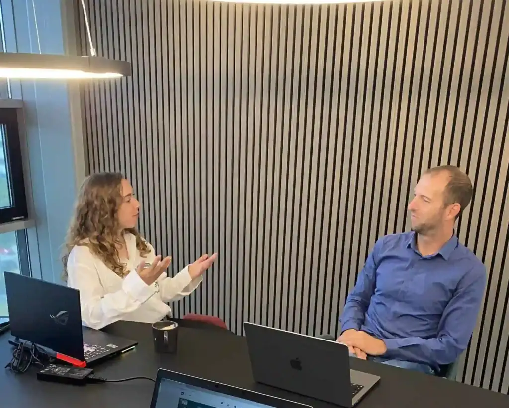lisette draaisma geeft uitleg aan mitch van bovene
