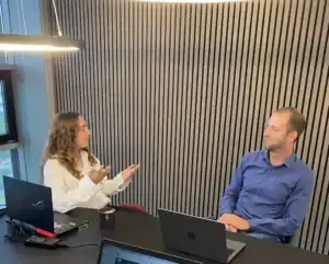 lisette draaisma geeft uitleg aan mitch van bovene