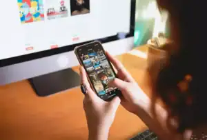 een vrouw die een telefoon vasthoudt en scrolt op instagram