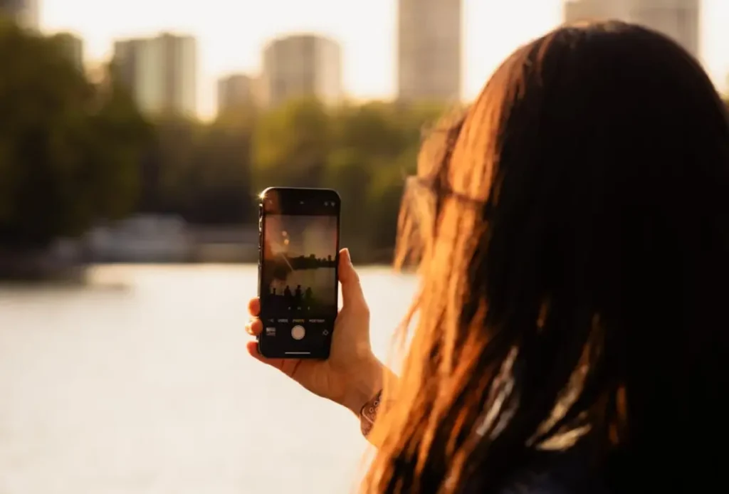 vrouw die een foto maakt met haar smartphone