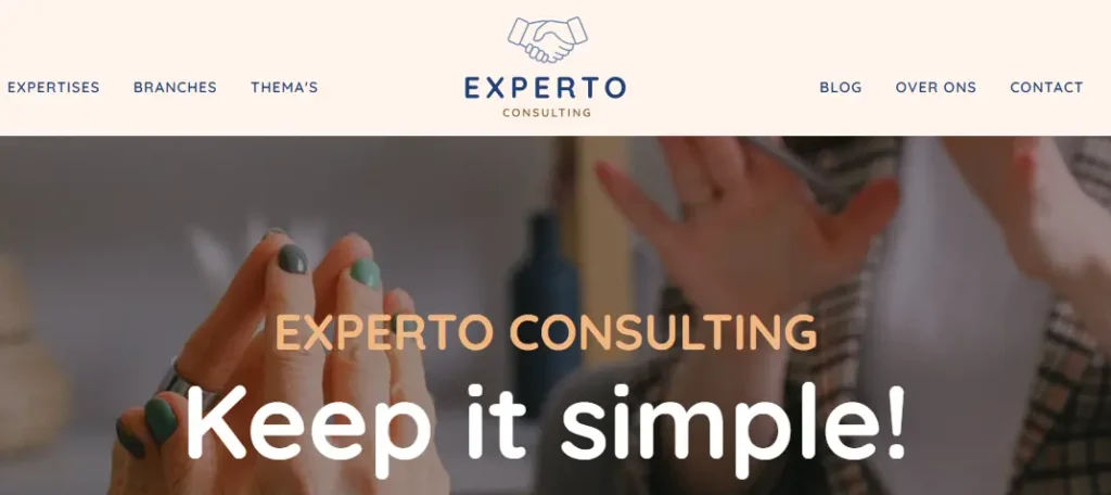 screenshot van de homepagine van experto consulting met in witte letters de woorden 'keep it simple'