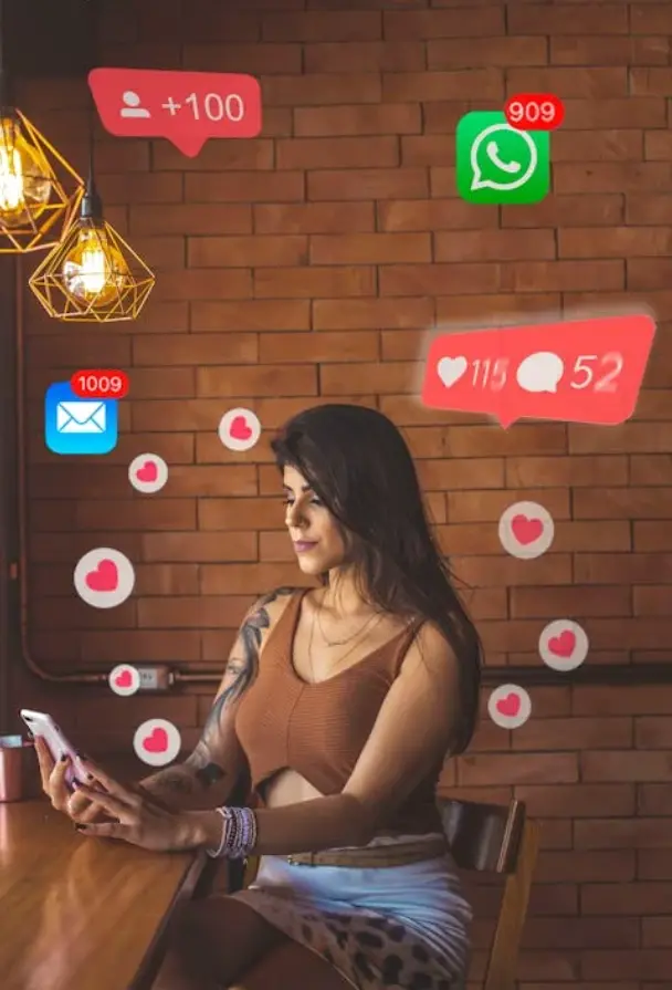 een vrouw die op een houten stoel zit en naar haar telefoon kijkt, met like emojis en notificaties om haar heen